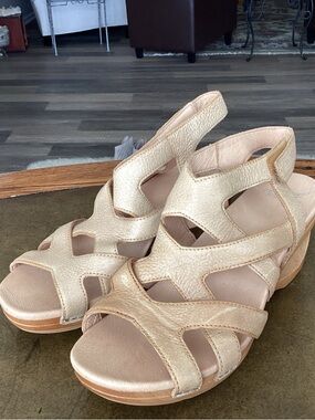 Dansko size 41 (10 1/2) cream sandal